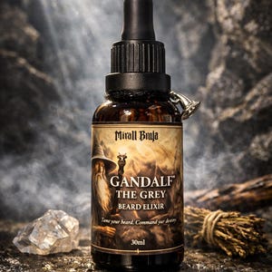 Op de afbeelding: Een bruine glazen fles Gandalf The Grey baardelixer met een zwarte druppelaar. Het etiket toont een illustratie van Gandalf. De fles is 30 ml. Een kleine zilveren bedel hangt aan de fles.
