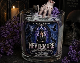 Könnte beinhalten: Eine Kerze im klaren Glasgefäß mit hellviolettem Wachs, dunklen Wachsstücken und einer abgetrennten Handfigur. Das Etikett zeigt ein Mädchen mit geflochtenem Haar, Raben und den Text NEVERMORE, MIRALL BRUJA, VANILLA, DARK RUM, CRÈME BRÛLÉE, BLACK AMBER, SMOKE.