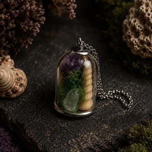 Zeeheks spiraalschelp, fluoriet en mos relikwie terrarium ketting | Zeeheks talisman | Handgemaakte hanger geïnspireerd op de oceaan