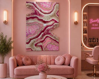 Könnte beinhalten: Ein rosa-goldenes abstraktes Kunstwerk hängt über einem rosa Samtsofa mit runden Kissen. Ein Couchtisch mit Marmorplatte und goldenem Gestell steht vor dem Sofa. Der Raum ist in Rosatönen gehalten.