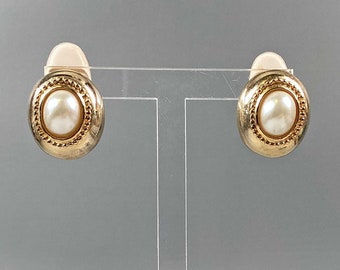 Vintage clip-on femme 1980 80s England clip ons earrings Disco oval gold clip on Holiday glamorous earrings Big faux pearl earrings