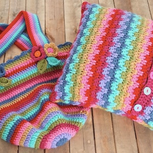Jolly Chunky Bag & Rainbow Cushion di Attic 24 - Yarn Pack.Tutto il filato necessario per realizzare questa super borsa e cuscino all'uncinetto di Attic 24.