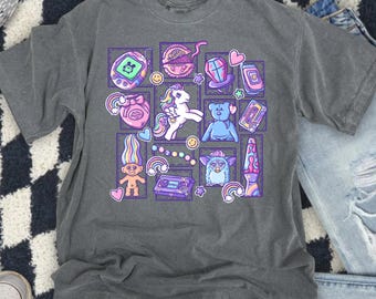 Camiseta retro de los 2000 con colores que evocan nostalgia / Camiseta gráfica de los 90 / Camiseta de Tamagotchi, Polly Pocket, Furby y Trolls / Camiseta vintage en tonos pastel
