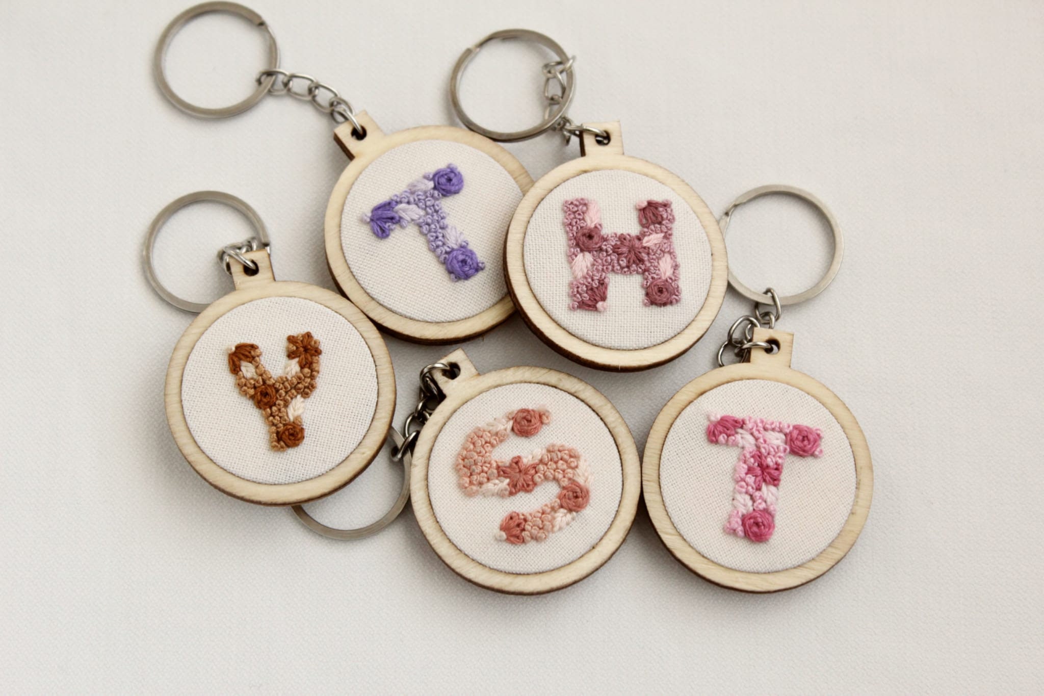 No.129刻印ෆ‪デザインチャームあそーとෆ‪ Initial Keychain | Floral Alphabet Embroidery Design for Beginner