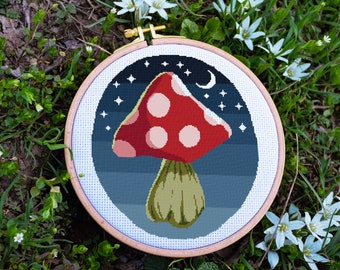 Ladda ner korsstygnsmönster för Midnight Mushroom i pdf-format.