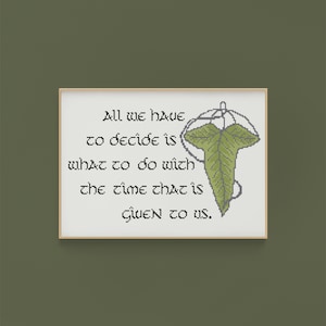Puede incluir: Un diseño de punto de cruz enmarcado con una hoja verde y la cita "Todo lo que tenemos que decidir es qué hacer con el tiempo que se nos da."