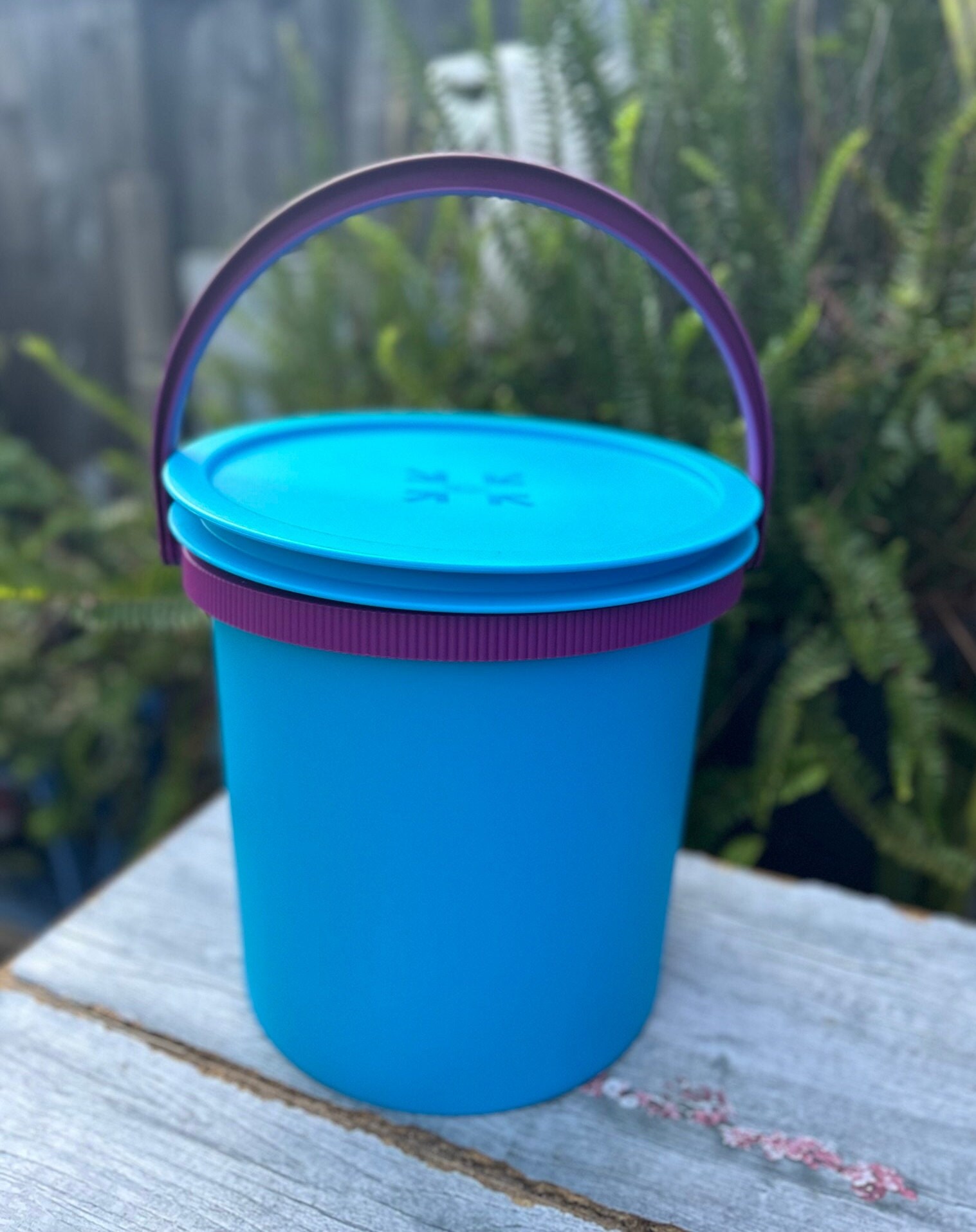 TUPPERWARE NEW JUMBO BUCKET CANISTER 14 L-IN PURPLE WITH HANDLE COLOR !!!!