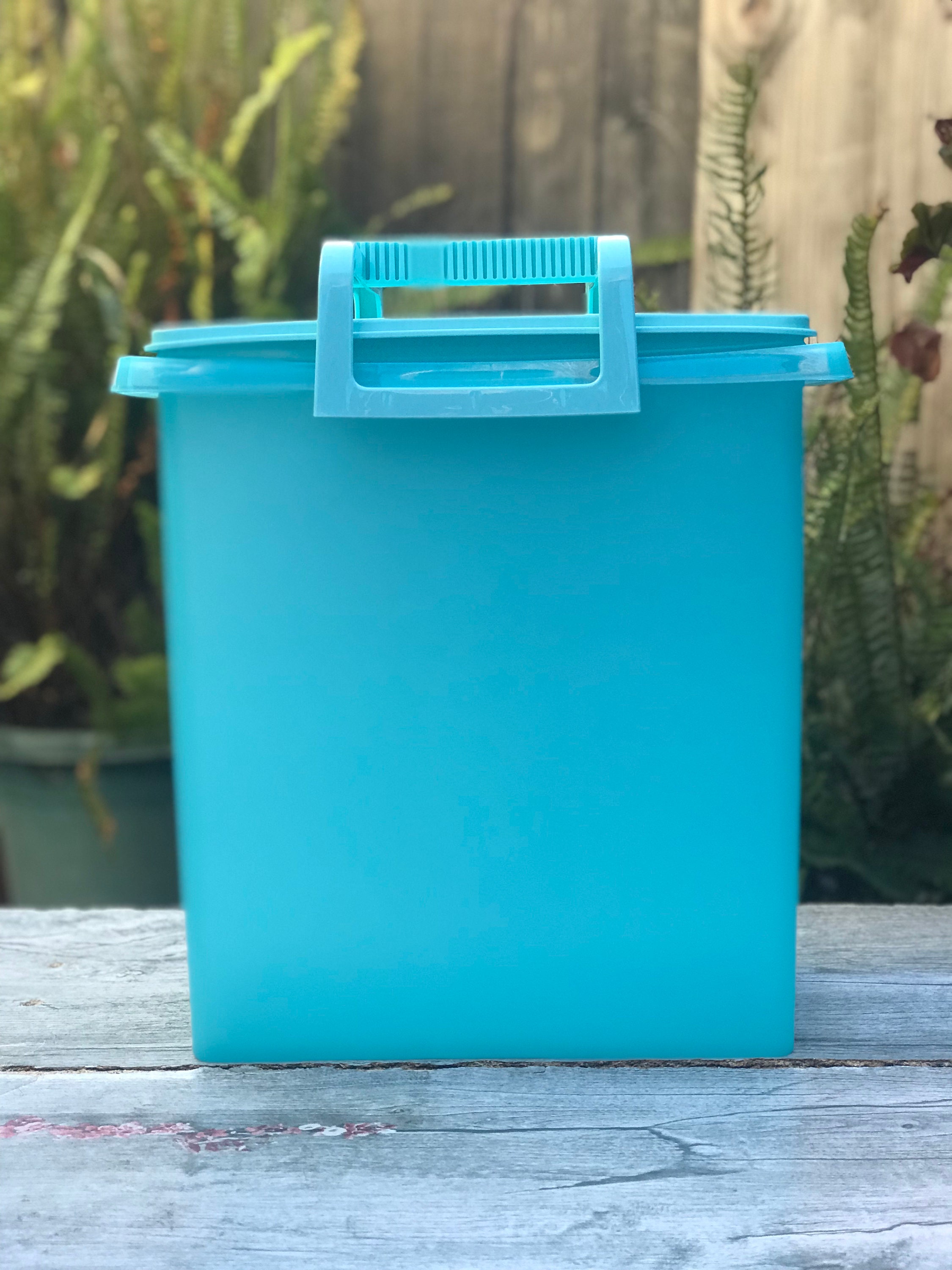 Tupperware 1525 Big Weeks 1987 Storage Container with Aqua Blue Lid Vintage