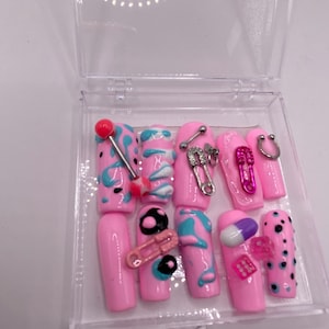 Presse funky sur les ongles