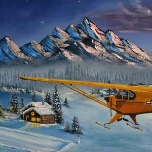 Puede incluir: Un avión amarillo con una estrella en el lateral vuela sobre un paisaje nevado con una pequeña cabaña y un árbol de Navidad. Las montañas en el fondo están cubiertas de nieve y el cielo es azul con estrellas.