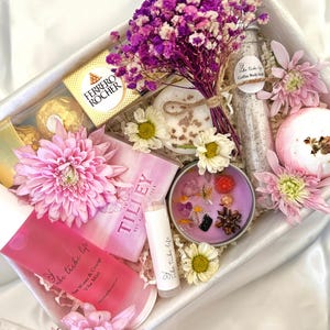 Modern Friendship Self Care Gift | Pamper Self Care Christmas Gift Box | Bath & Beauty Spa Relaxation Gifts for Her | Self Care