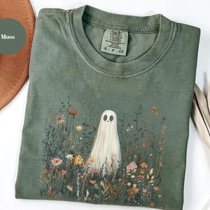 Comfort Colors® Cute Ghost in Wildflowers Shirt Spooky Fall Aesthetic Halloween Floral Tee Retro October Graphic T-Shirt Cozy Ghostcore Gift