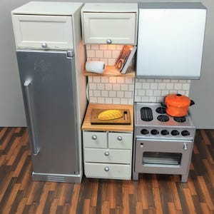 付属品付きの Lundby の白いキッチン。3 つのセクションに分かれたモダンなキッチン。冷蔵庫、カウンタートップ、コンロ。