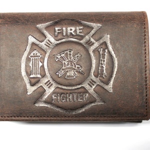 Cartera de tres pliegues con diseño de bombero en relieve - Cuero Crazy Horse