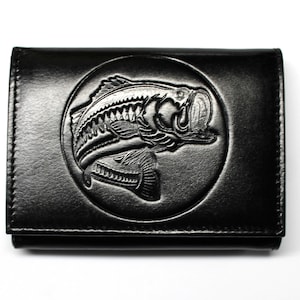 Cartera de tres pliegues para pesca de lubina en cuero negro con relieve