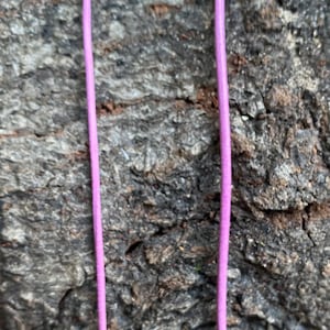 Puede incluir: Un cord&oacute;n de cuero morado, probablemente para la elaboraci&oacute;n de joyas o manualidades.
