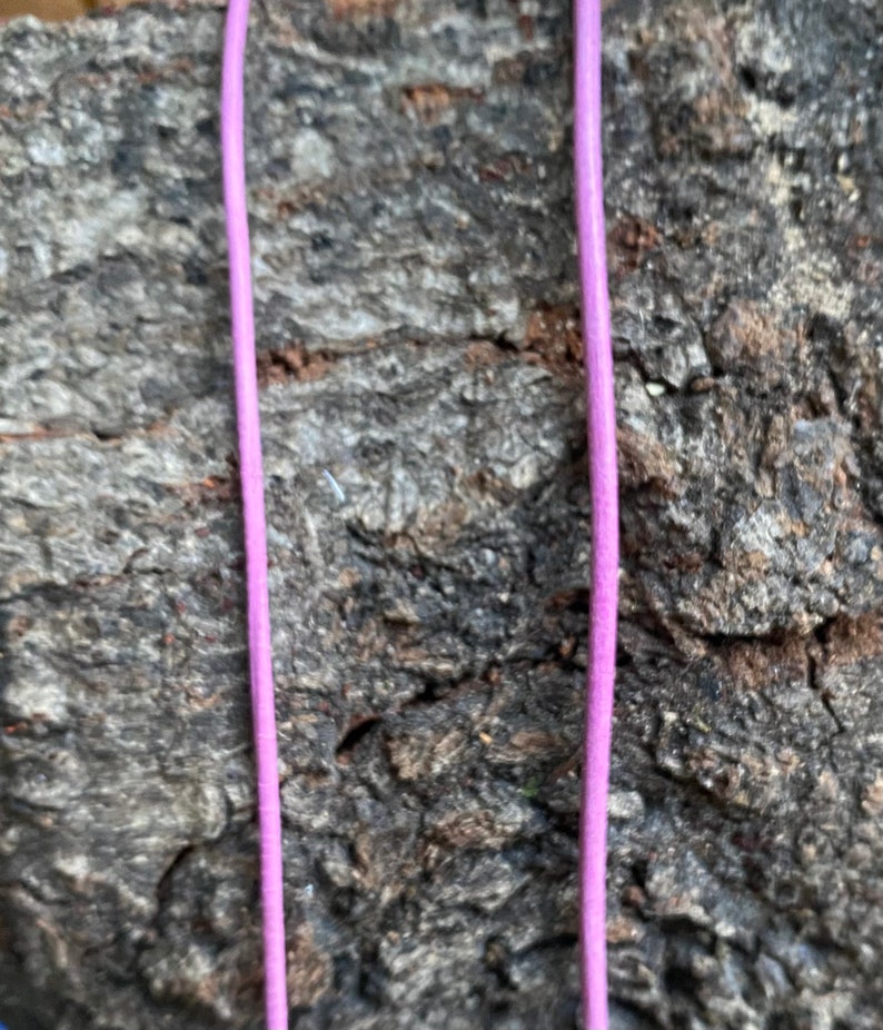 Puede incluir: Un cord&oacute;n de cuero morado, probablemente para la elaboraci&oacute;n de joyas o manualidades.