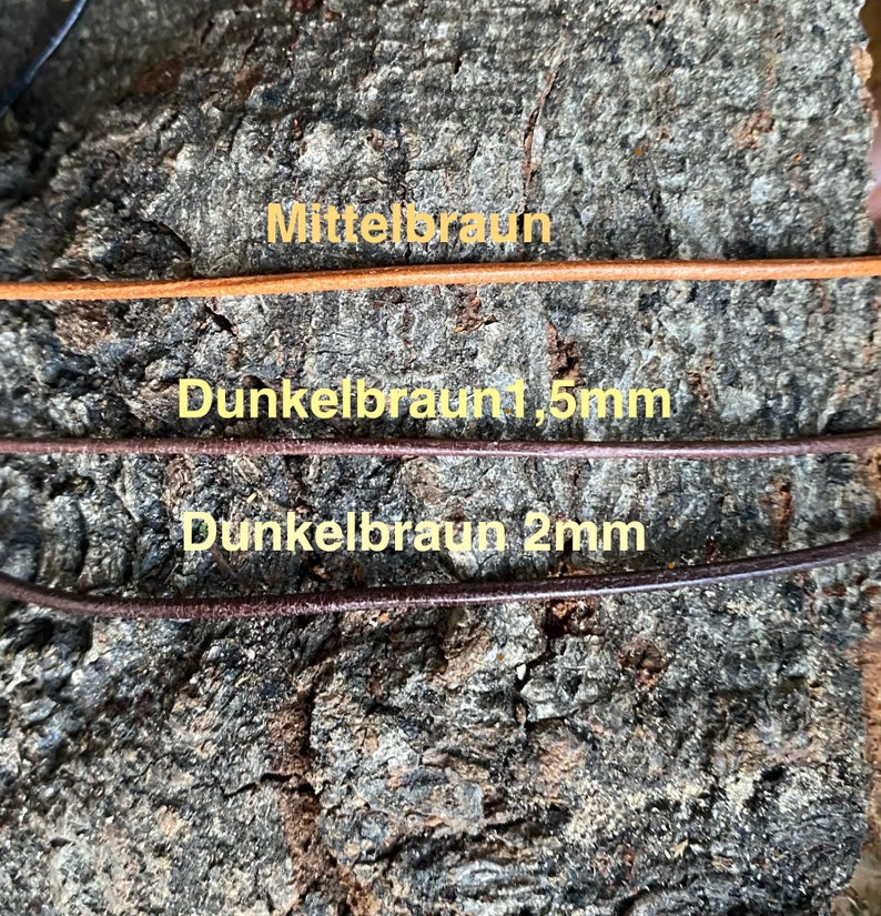 Puede incluir: Tres cordones de cuero de diferentes colores y anchos sobre una superficie de madera. Los cordones est&aacute;n etiquetados como "Mittelbraun", "Dunkelbraun 1,5 mm" y "Dunkelbraun 2 mm".