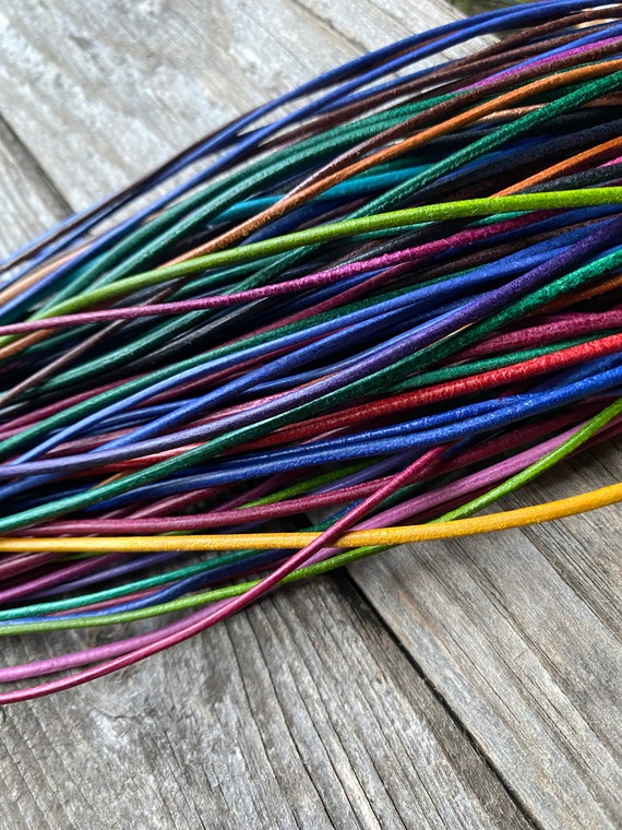 Lederband bunt und klassisch schwarz oder braun, gefärbt