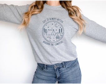 La vida es mejor alrededor de la sudadera de fogata, camisa de camping para mujeres, camisa de viaje, camisa de aventura, explorar, regalos de campamento