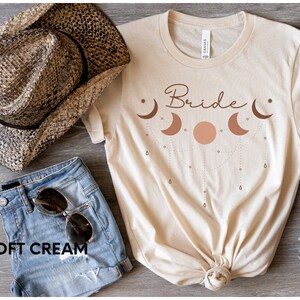 Mystic Moon Braut Shirt, Boho Hochzeit, Braut zu sein Celestial Tshirt, Braut Mond Sterne, Junggesellinnenabschiene Party Shirt