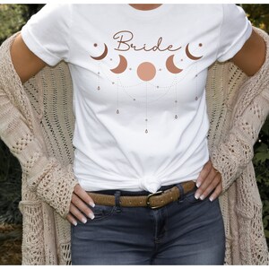 Mystic Moon Braut Shirt, Boho Hochzeit, Braut zu sein Celestial Tshirt, Braut Mond Sterne, Junggesellinnenabschiene Party Shirt