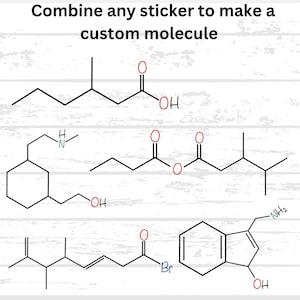 以下が含まれることがあります： さまざまな化学構造が描かれたカラフルなステッカーのセット。ステッカーは、白い木製の背景に「好きなステッカーを組み合わせて、カスタム分子を作ろう」というテキストが書かれています。