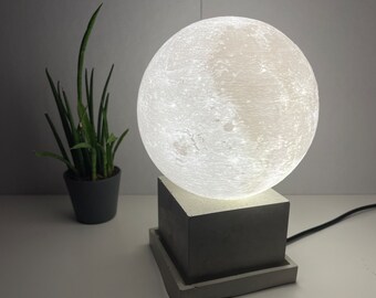3D-Moon (15cm) on Betonsocket