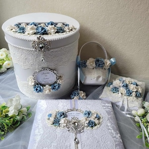 Stoffig blauw-wit gastenboek, gepersonaliseerde kaartendoos, mand bloemenmeisje, trouwringkussen, stoffig blauwe bruiloft