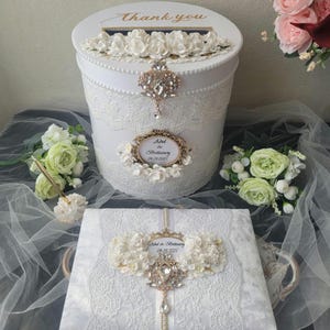 Goud-witte trouwkaartdoos met gepersonaliseerd gastenboek en pen, custom elegante bloemen