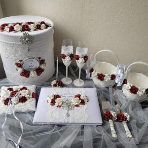 Elegante set da matrimonio bordeaux e bianco: libro degli ospiti personalizzato, calici da champagne, scatola di carte, cuscino per anello in pizzo, set per taglio torta