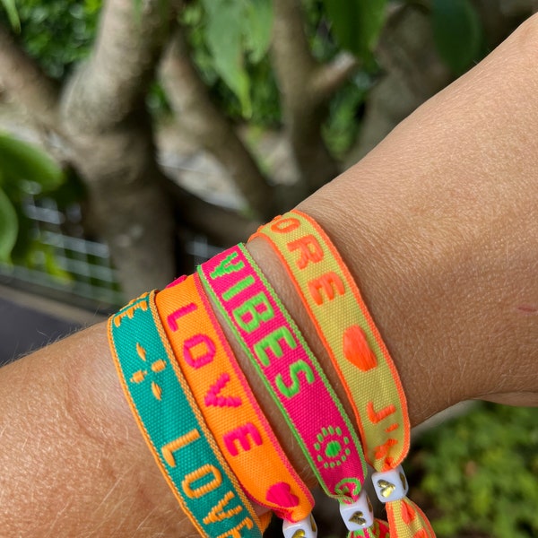 Bracelets en ruban de texte tissé, lot de 4, love, good vibes, j'adore et love life. Couleurs néon joyeuses