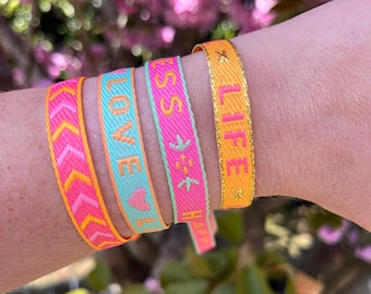 Vrolijk kleuren geweven tekst lint armbandjes. Life is beautiful, happiness, love, pijl patroon. Vriendschap