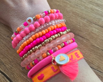 Stapelarmbänder im 10er-Set! Neonpink, Pink und Orange. Sommerset mit Festival-Armbändern.