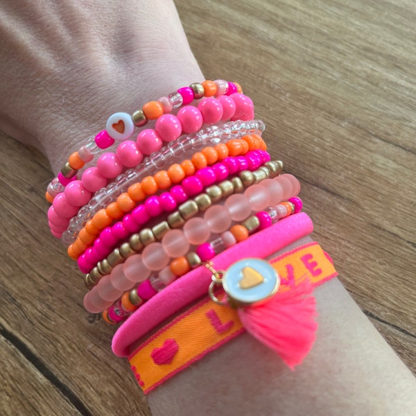 Stapelarmbänder im 10er-Set! Neonpink, Pink und Orange. Sommerset mit Festival-Armbändern.