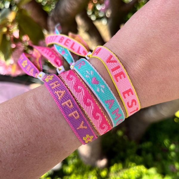 Zomers set van 4 geweven tekstlint armbanden. Amour, la vie Est belle, happy, sea waves