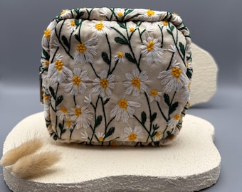 Cosmetic bag/Toiletry bag/Makeup storage/Daisies/Gift idea for her/Storage bag/Travel accessories/Travel bag/Vintage