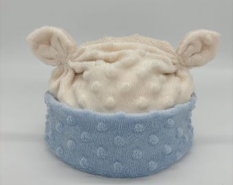 Adorable baby bear hat. Made of super soft bubble fleece and is fully lined.
