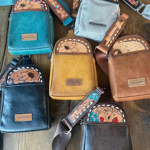 Kleine Schultertaschen mit von Hand punzierten Lederpatches