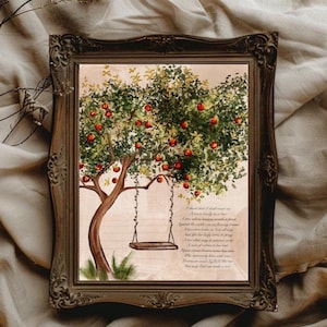 Könnte beinhalten: Ein Aquarellgemälde eines Baumes mit roten Äpfeln und einer Schaukel, die an einem Ast hängt. Der Baum ist von grünem Gras umgeben und der Hintergrund ist hellrosa. Das Gemälde ist in einem dunkelbraunen Rahmen gerahmt. Der Text im Bild lautet: "Ich glaube, ich werde nie ein Gedicht sehen, das so schön ist wie ein Baum Ein Baum, dessen hungriger Mund an die süße, fließende Brust der Erde gepresst ist Ein Baum, der den ganzen Tag zu Gott schaut und seine belaubten Arme zum Gebet erhebt Ein Baum, der im Sommer ein Nest von Rotkehlchen in seinem Haar tragen kann Auf dessen Busen Schnee gelegen hat Wer vertraut mit dem Regen lebt Gedichte werden von Narren wie mir gemacht Aber nur Gott kann einen Baum machen."