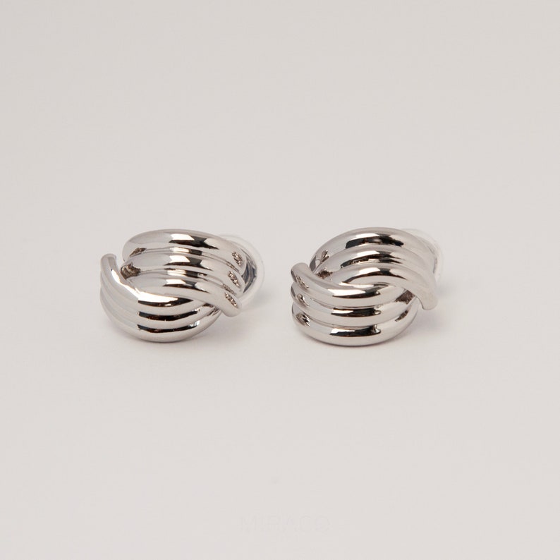 Clip op metalen knoop Stud Oorbellen, dikke moderne minimalistische oorbellen, medium clip op Stud, niet-doorboorde oorbellen, zilveren of gouden oorclips Zilver