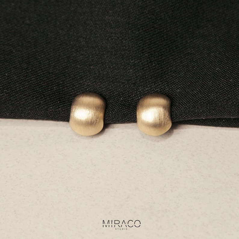 Pendientes de bola pequeña chapados en oro, pendientes minimalistas modernos, clip de efecto de metal cepillado en tachuelas, pendientes no perforados, regalo para ella imagen 7