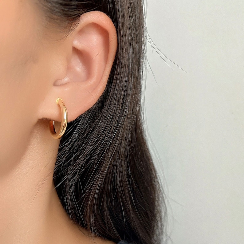 Minimalistische Clip-On-Huggie-Ohrringe, Huggie-Creolen Gold Silber, alltägliche einfache mittlere Creolen, nicht durchbohrte Ohrringe, unsichtbare Ohrclips Bild 7