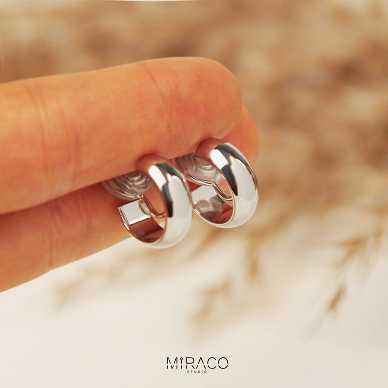 Clip minimalista en pendientes Huggie, pendientes de aro Huggie en oro y plata, aros gruesos simples de todos los días, pendientes no perforados con espalda en espiral imagen 6