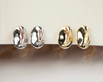 Vergulde knop stud oorbellen, moderne minimalistische oorbellen, ovale metalen effect clip op studs, niet doorboorde oorbellen, zilveren of gouden oor clip