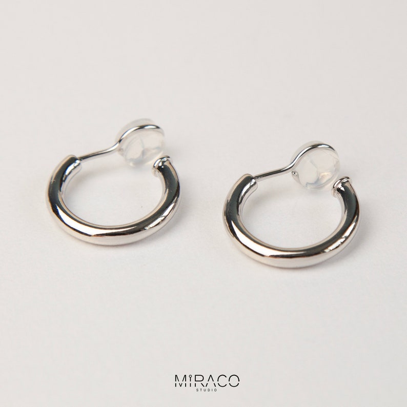 Boucles d'oreilles Huggie clip minimalistes, Boucles d'oreilles Huggie or argent, Créoles moyennes simples de tous les jours, Boucles d'oreilles non percées, Clip d'oreille invisible Argent