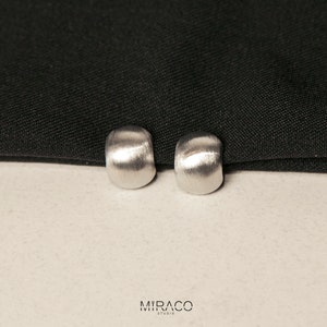 Pendientes de bola pequeña chapados en oro, pendientes minimalistas modernos, clip de efecto de metal cepillado en tachuelas, pendientes no perforados, regalo para ella imagen 3