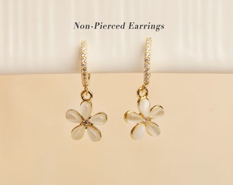 Gold Daisy Dangle Ohrclips, Blumen Ohrringe mit Diamant Kleiner Hoop, Natur inspirierte zierliche Blumen Kristall Pflanzen Ohrringe