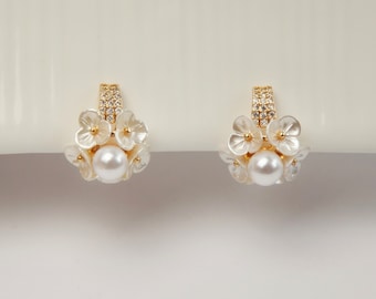 Pendientes clip-on de flor de perla blanca crema de hadas con perlas pequeñas y diamantes pavé, pendientes no perforados, pendientes de boda, pendientes de novia