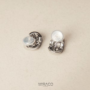 Pendientes de bola pequeña chapados en oro, pendientes minimalistas modernos, clip de efecto de metal cepillado en tachuelas, pendientes no perforados, regalo para ella imagen 4